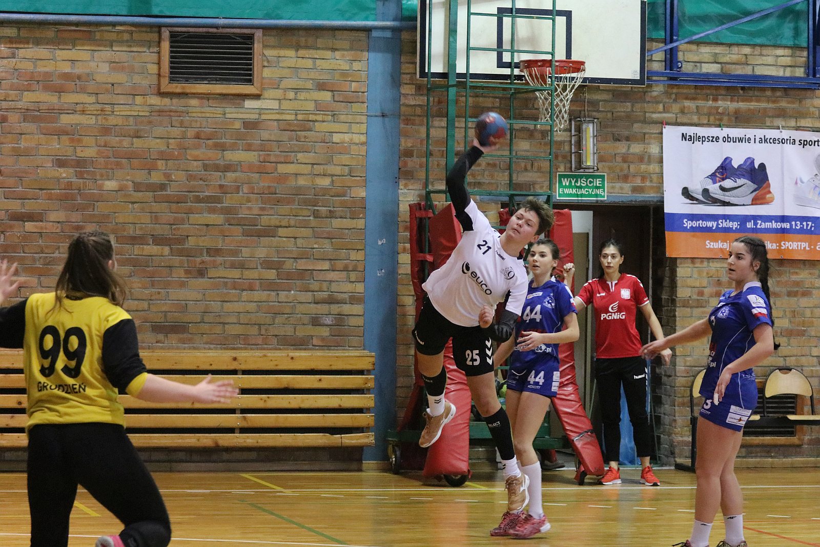 EuCO-UKS Dziewiątka Legnica pokonała Ruch Chorzów 38:27
