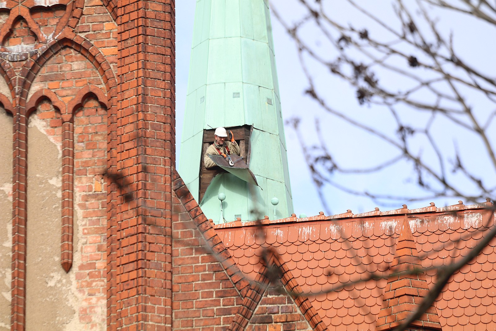 Budowlańcy odcięli zwisającą blachę z wieży kościoła