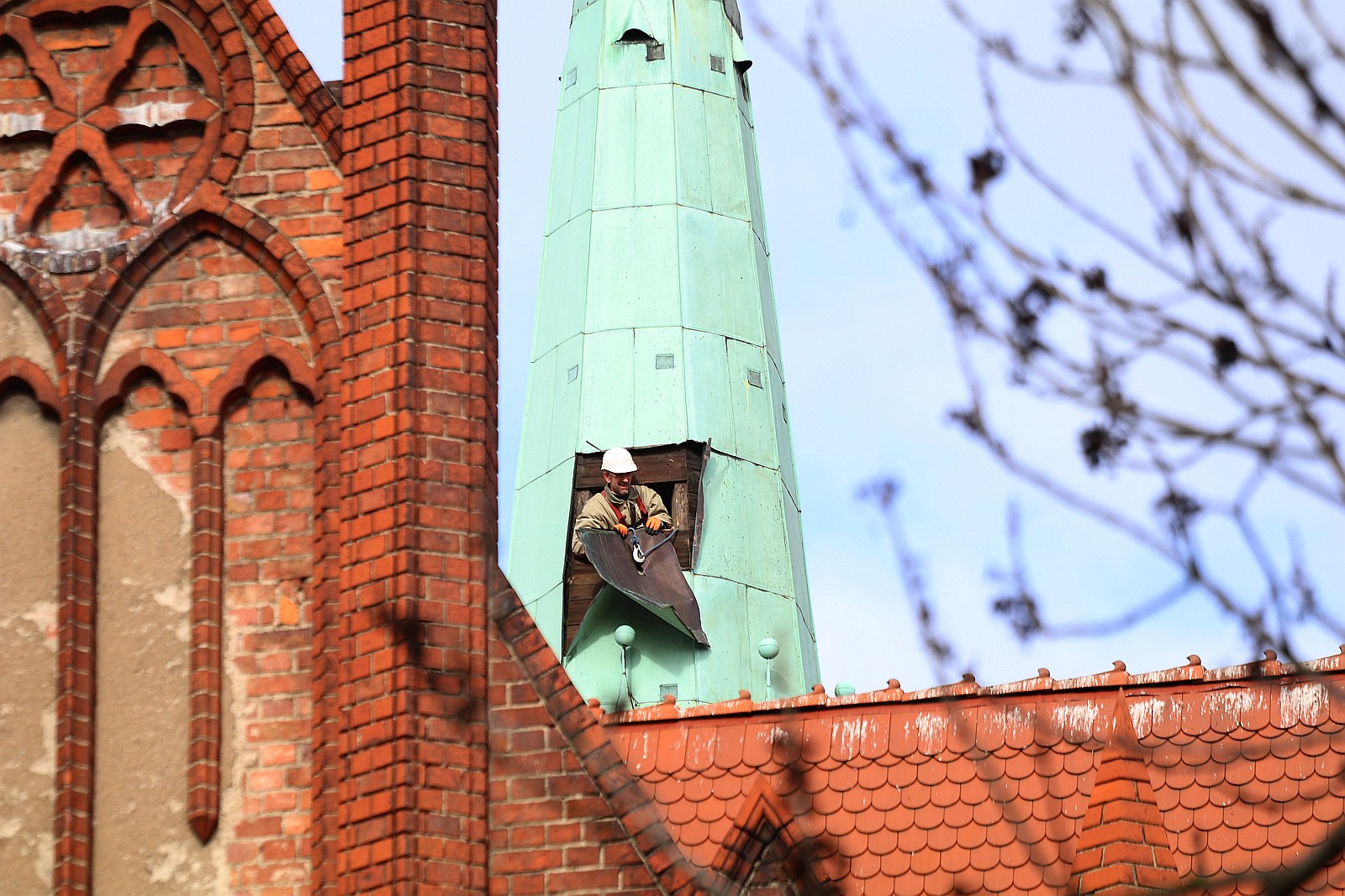 Budowlańcy odcięli zwisającą blachę z wieży kościoła