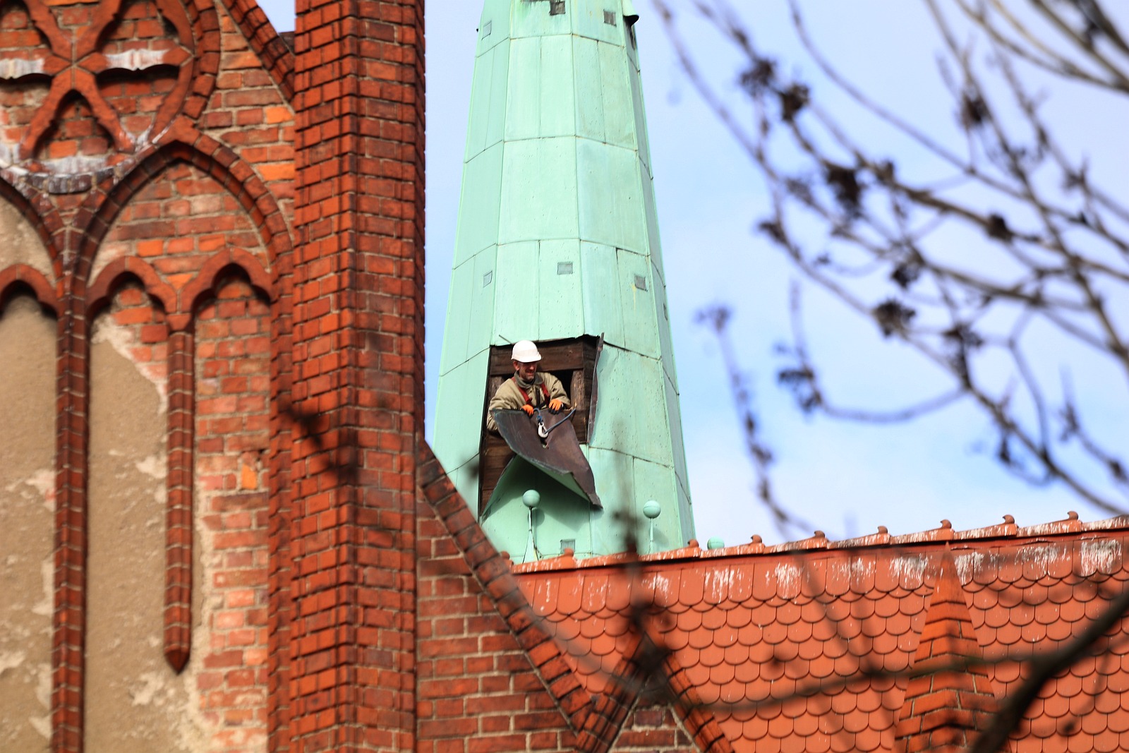 Budowlańcy odcięli zwisającą blachę z wieży kościoła