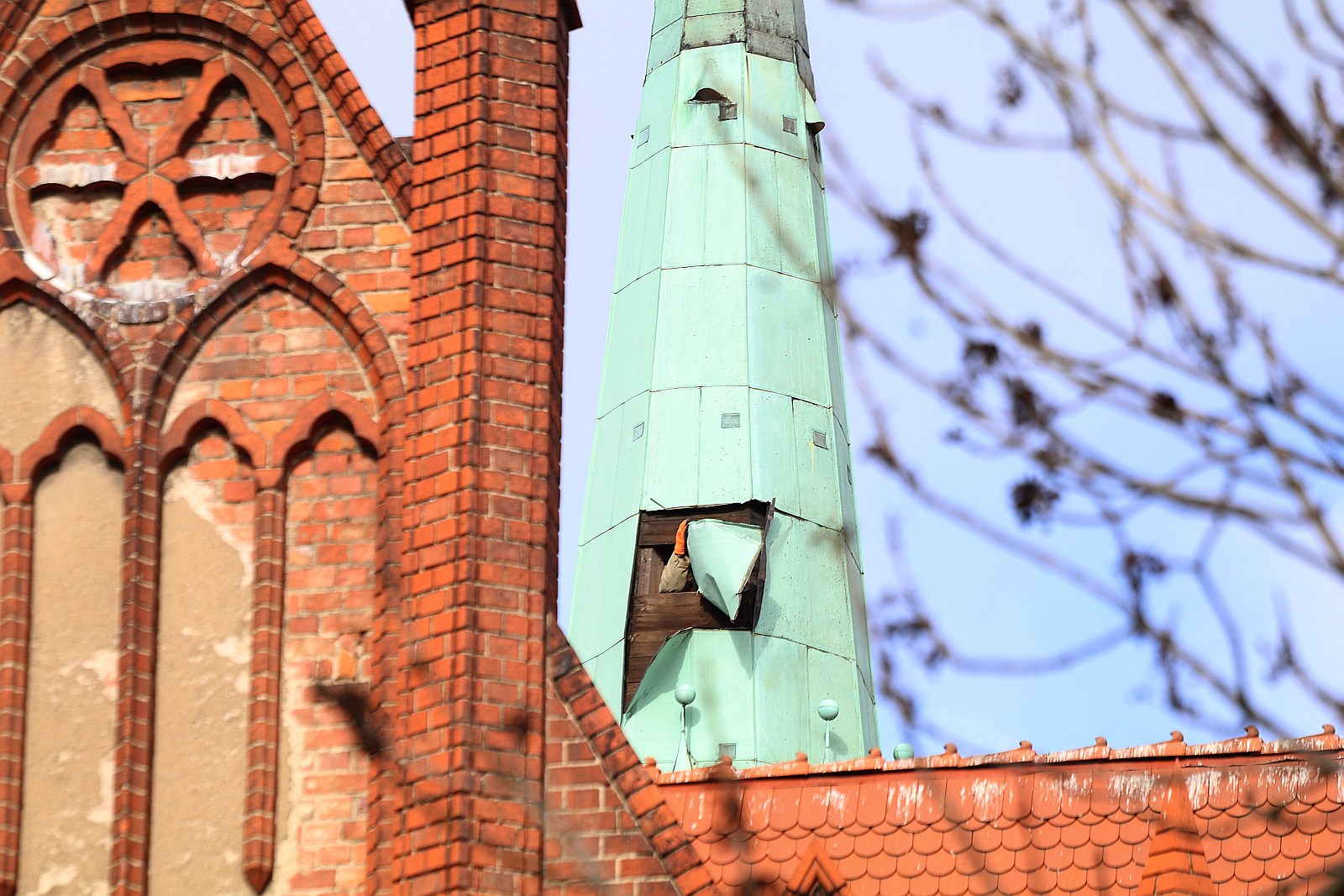 Budowlańcy odcięli zwisającą blachę z wieży kościoła
