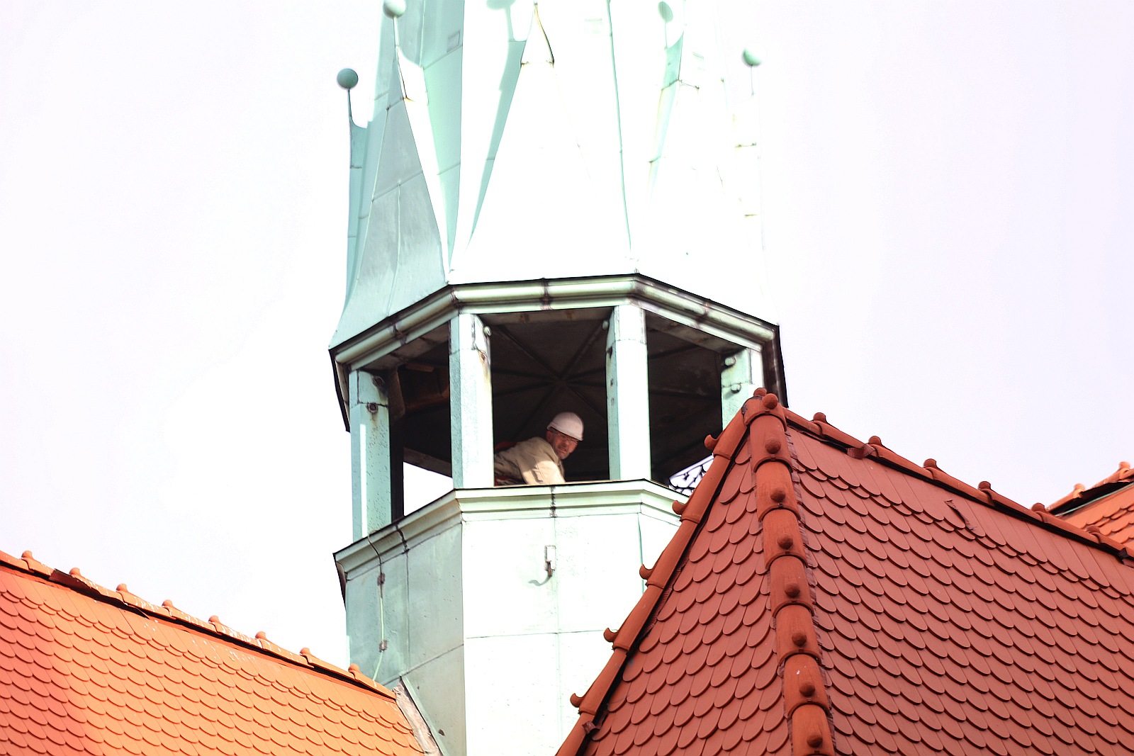 Budowlańcy odcięli zwisającą blachę z wieży kościoła