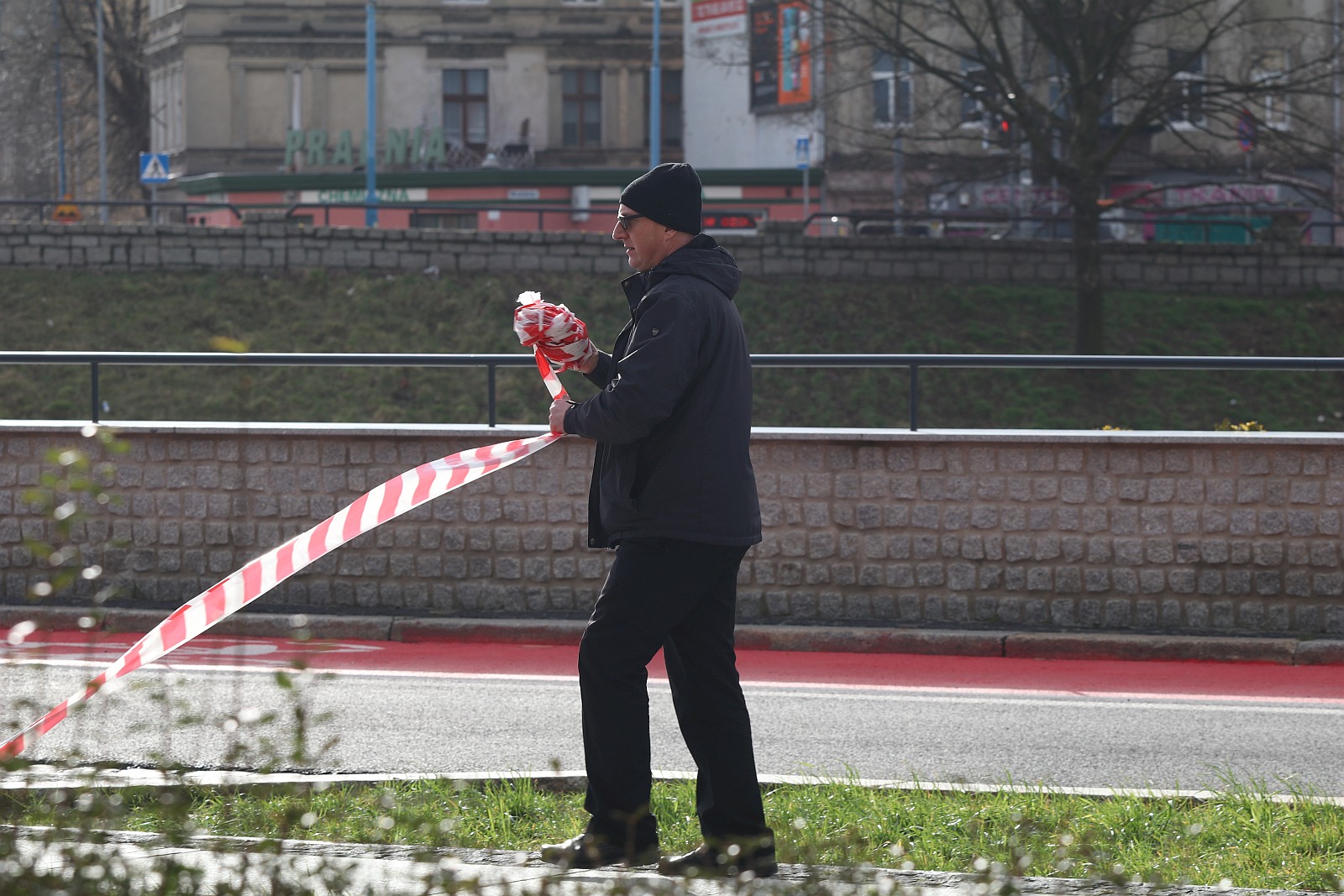 Budowlańcy odcięli zwisającą blachę z wieży kościoła