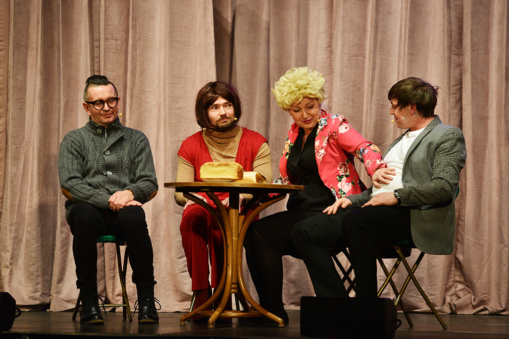 Kabaret Jurki rozśmieszał w piątek w Sali Maneżowej