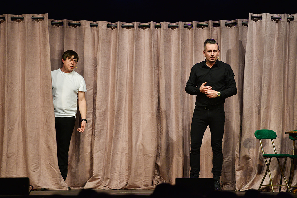 Kabaret Jurki rozśmieszał w piątek w Sali Maneżowej