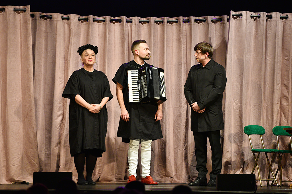 Kabaret Jurki rozśmieszał w piątek w Sali Maneżowej