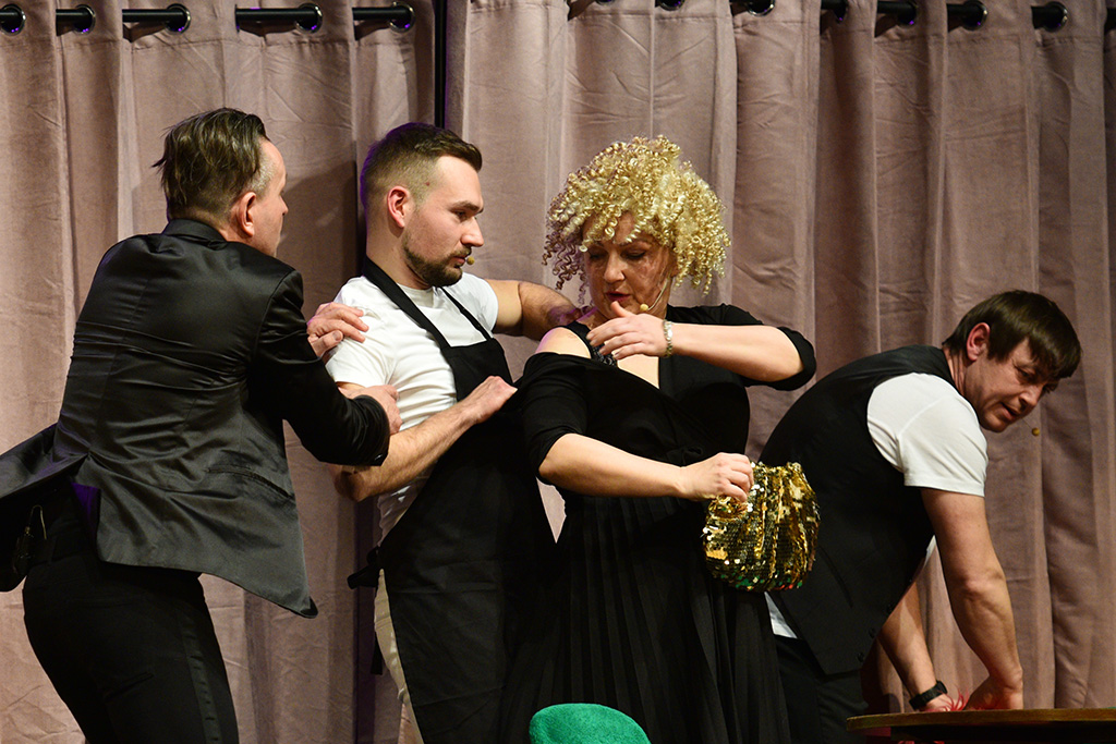 Kabaret Jurki rozśmieszał w piątek w Sali Maneżowej
