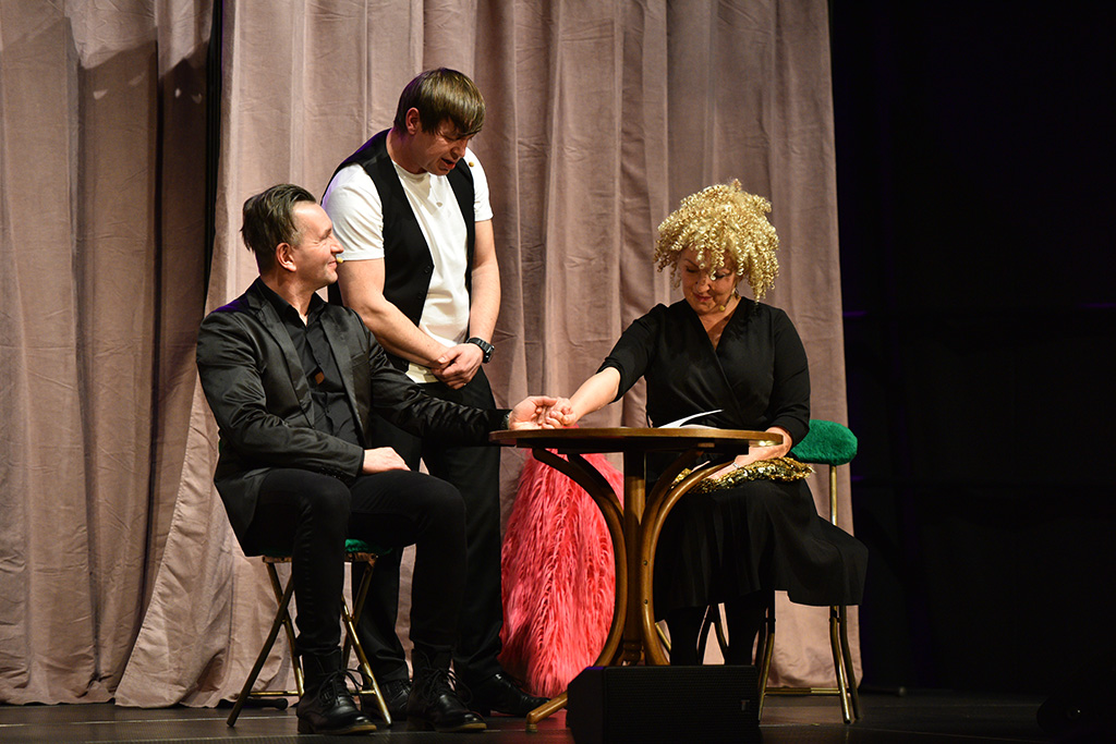 Kabaret Jurki rozśmieszał w piątek w Sali Maneżowej