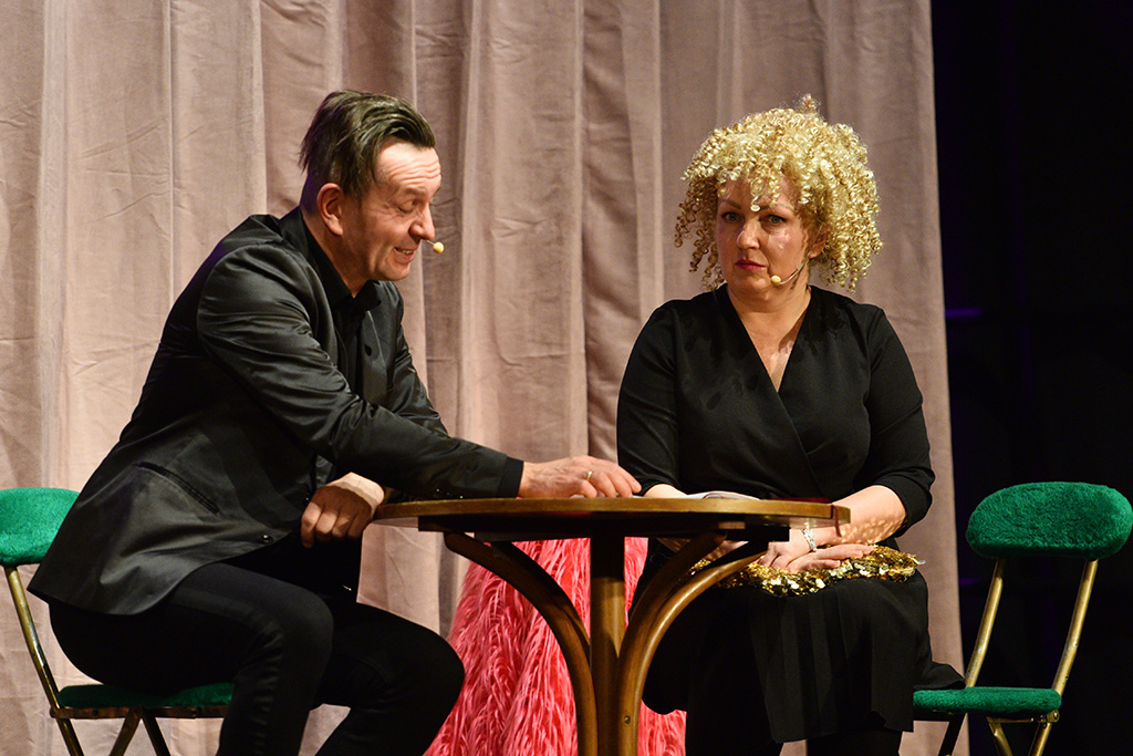 Kabaret Jurki rozśmieszał w piątek w Sali Maneżowej