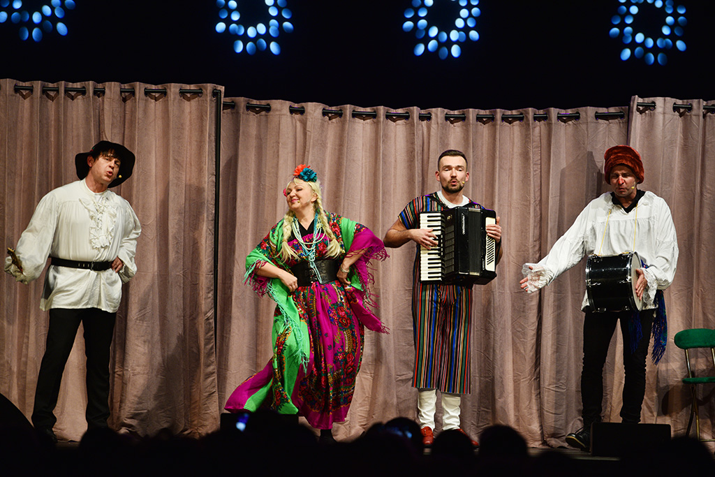 Kabaret Jurki rozśmieszał w piątek w Sali Maneżowej