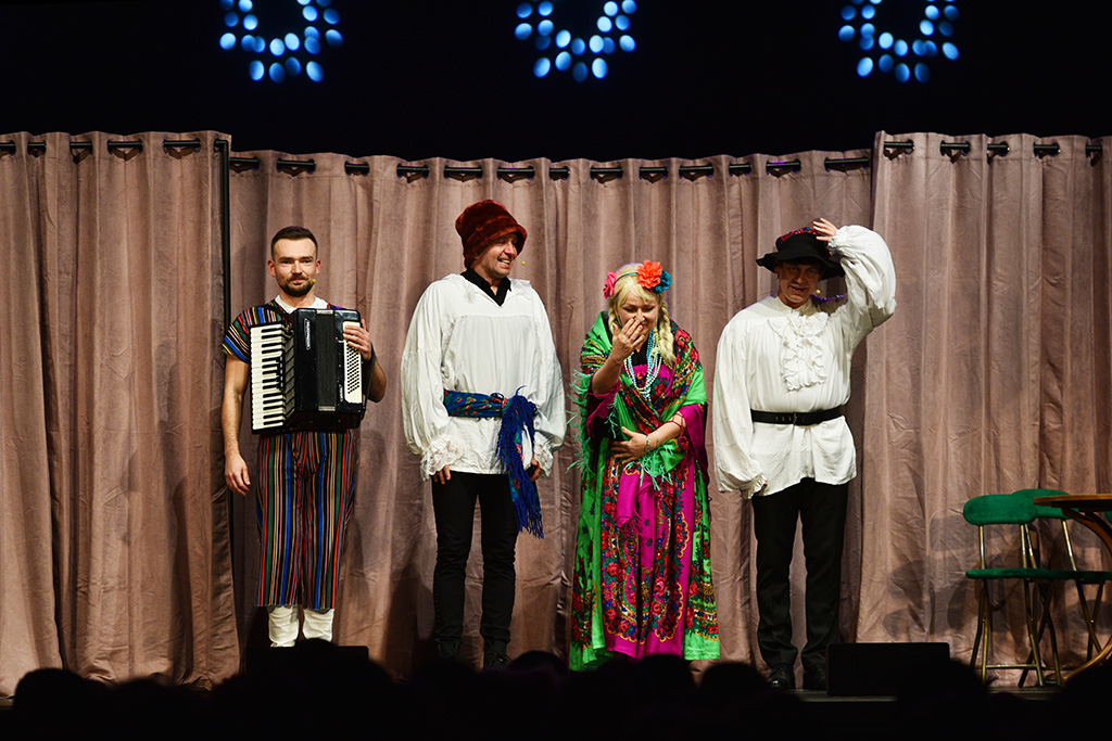Kabaret Jurki rozśmieszał w piątek w Sali Maneżowej