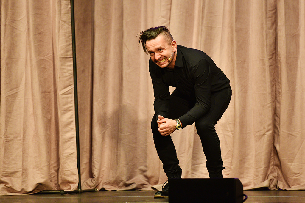 Kabaret Jurki rozśmieszał w piątek w Sali Maneżowej