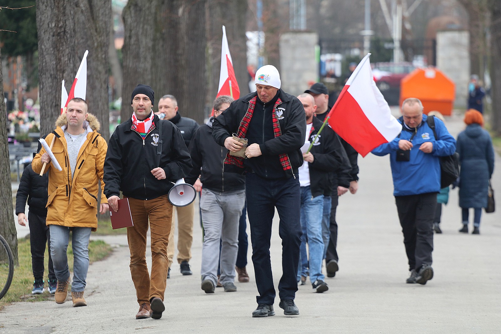 Zapalili znicze na grobach walczących o niepodległość