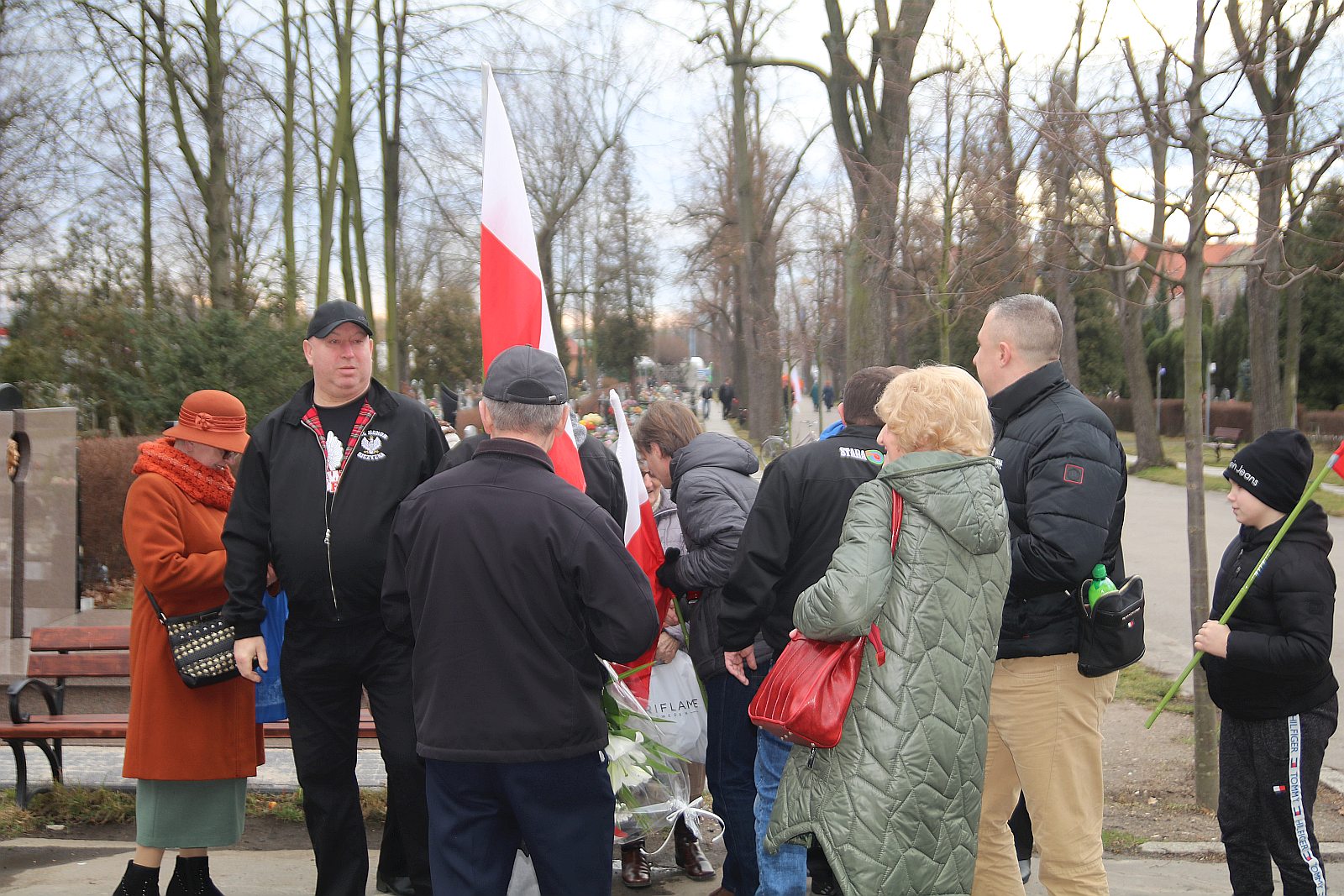 Zapalili znicze na grobach walczących o niepodległość