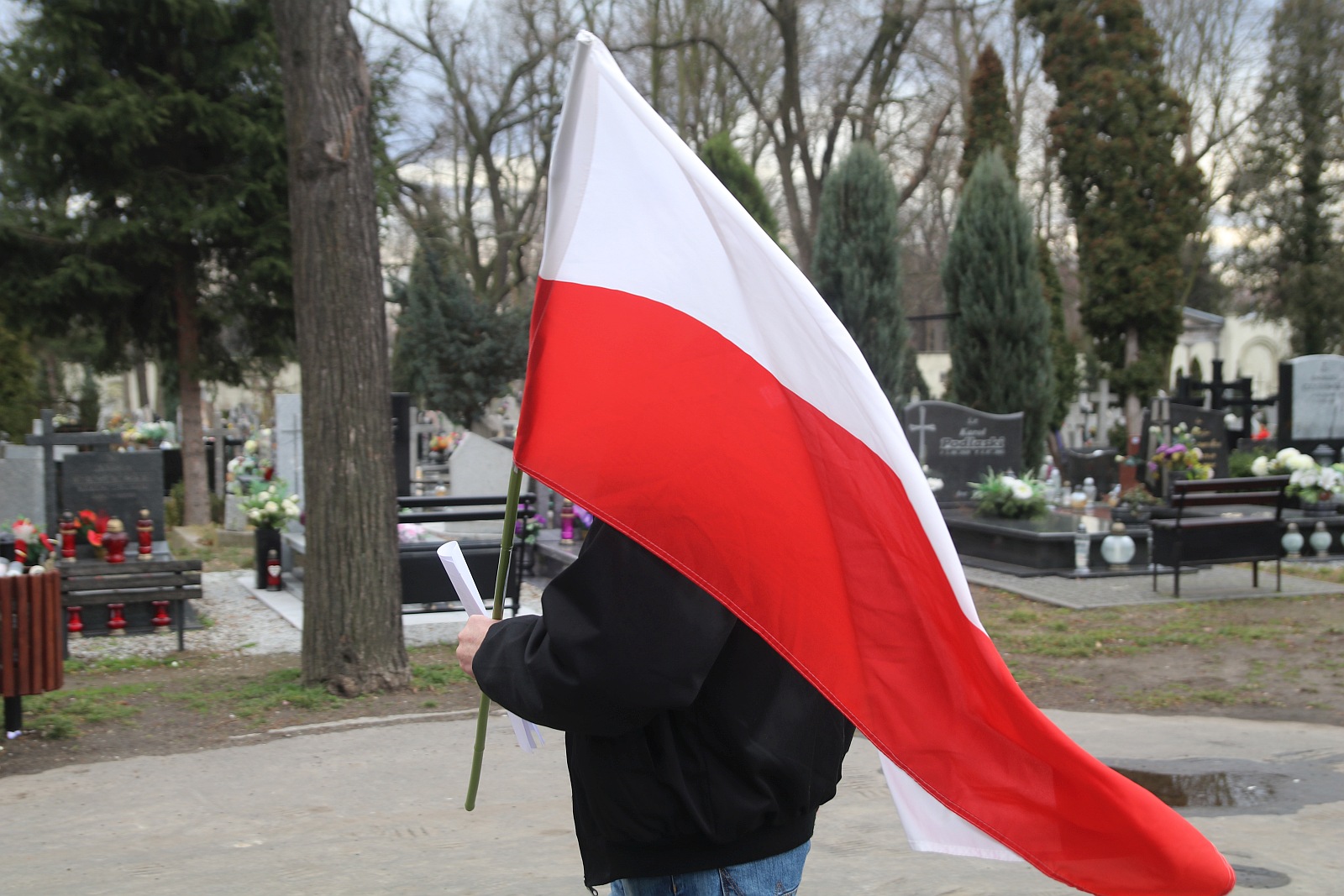 Zapalili znicze na grobach walczących o niepodległość