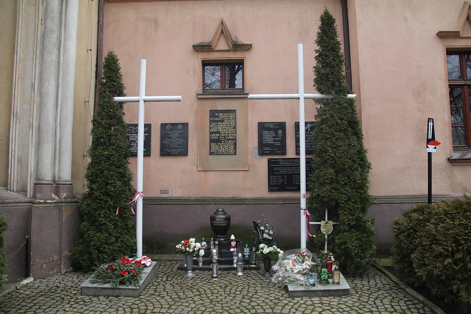 Zapalili znicze na grobach walczących o niepodległość