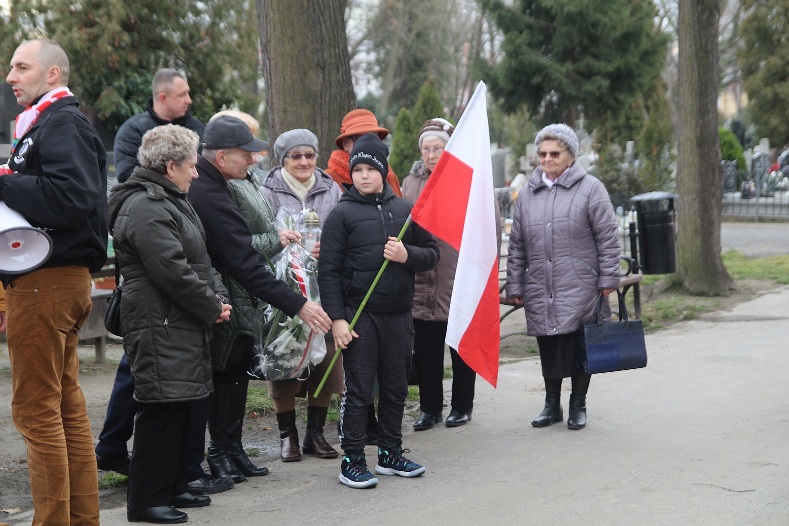 Zapalili znicze na grobach walczących o niepodległość