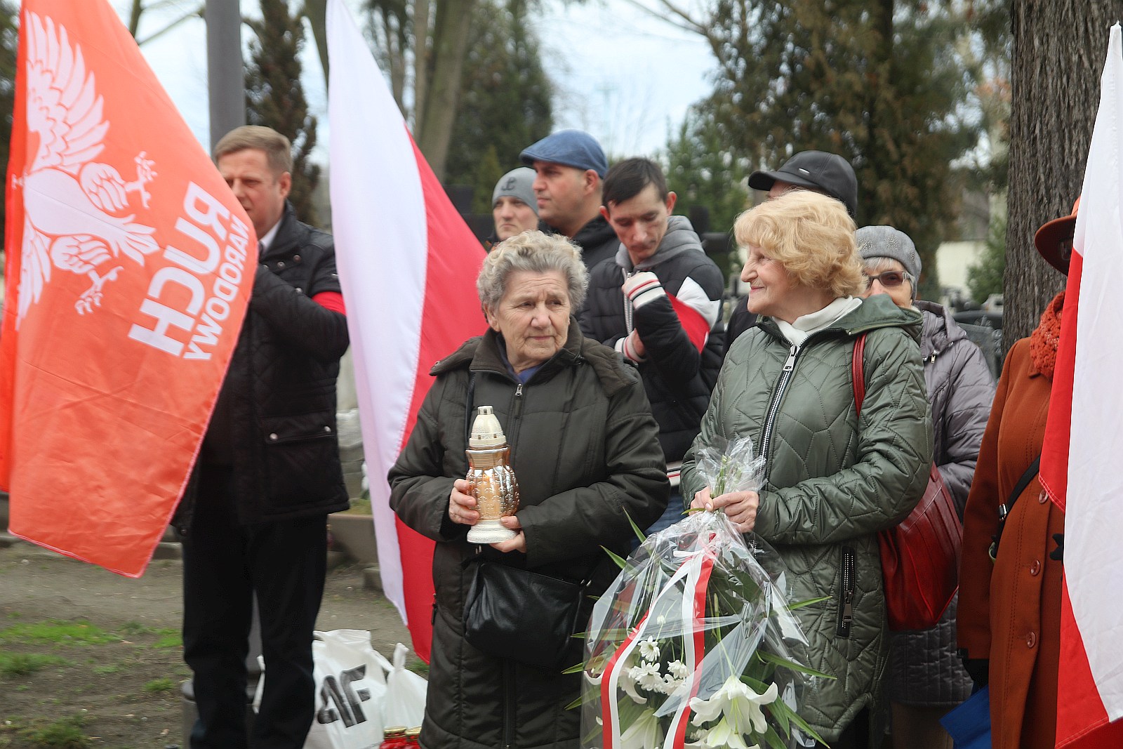 Zapalili znicze na grobach walczących o niepodległość