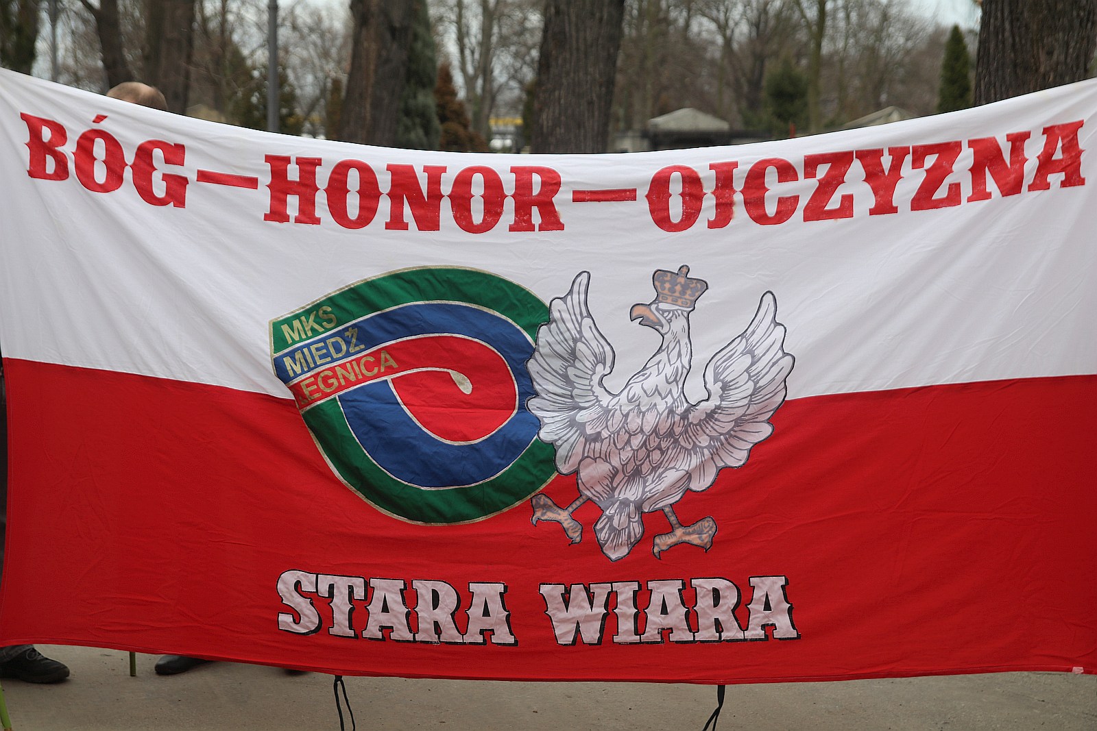 Zapalili znicze na grobach walczących o niepodległość
