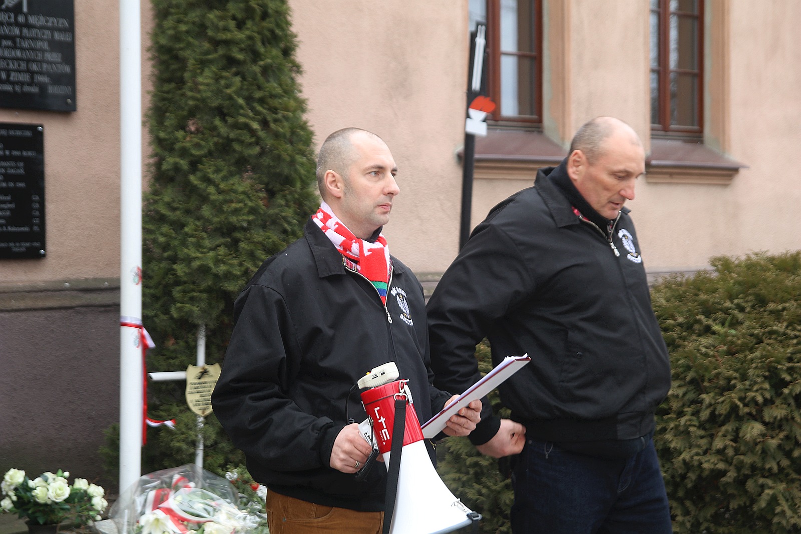 Zapalili znicze na grobach walczących o niepodległość