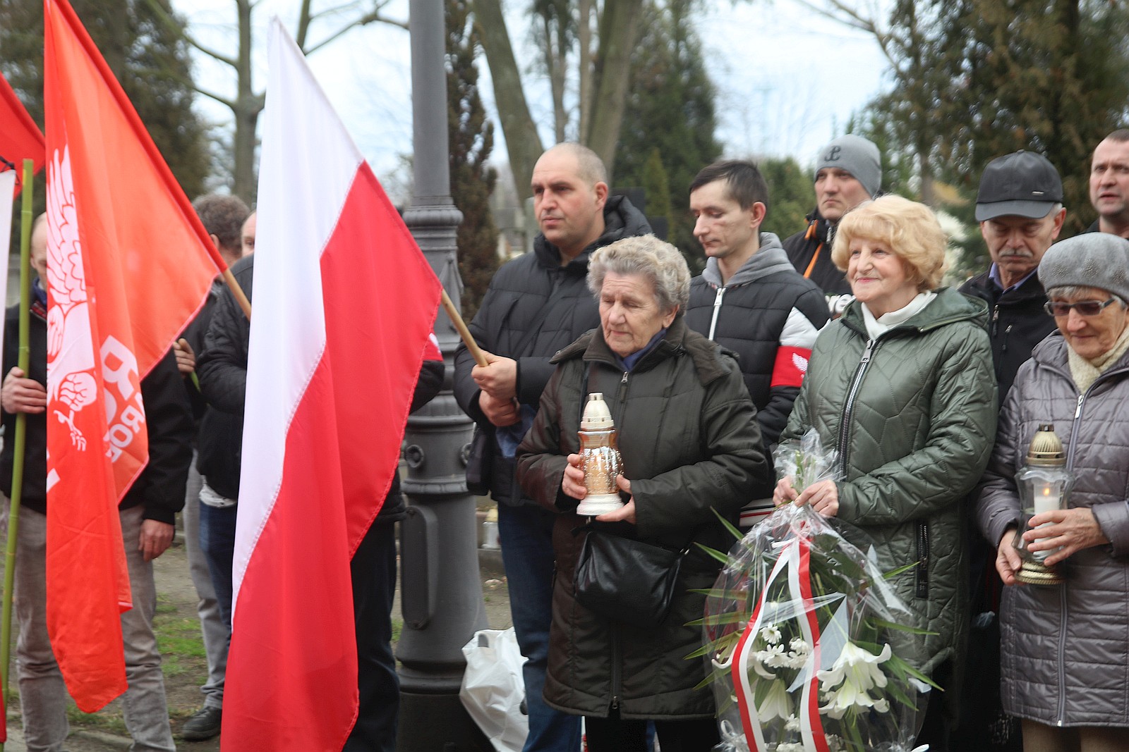 Zapalili znicze na grobach walczących o niepodległość