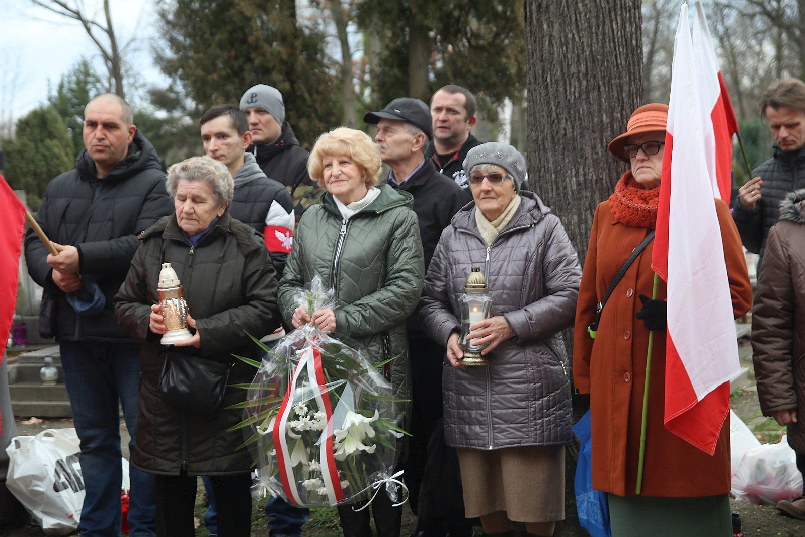 Zapalili znicze na grobach walczących o niepodległość