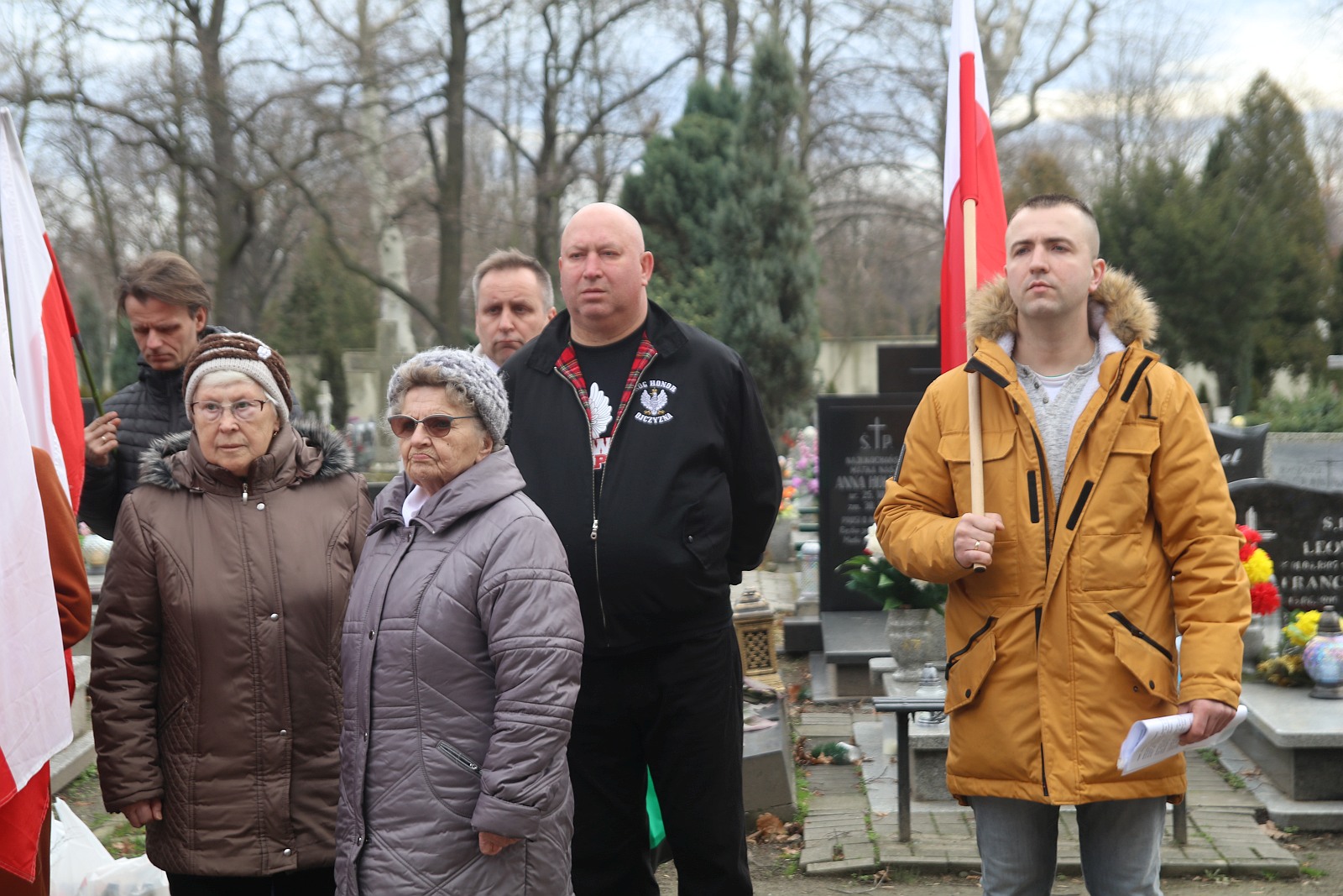 Zapalili znicze na grobach walczących o niepodległość