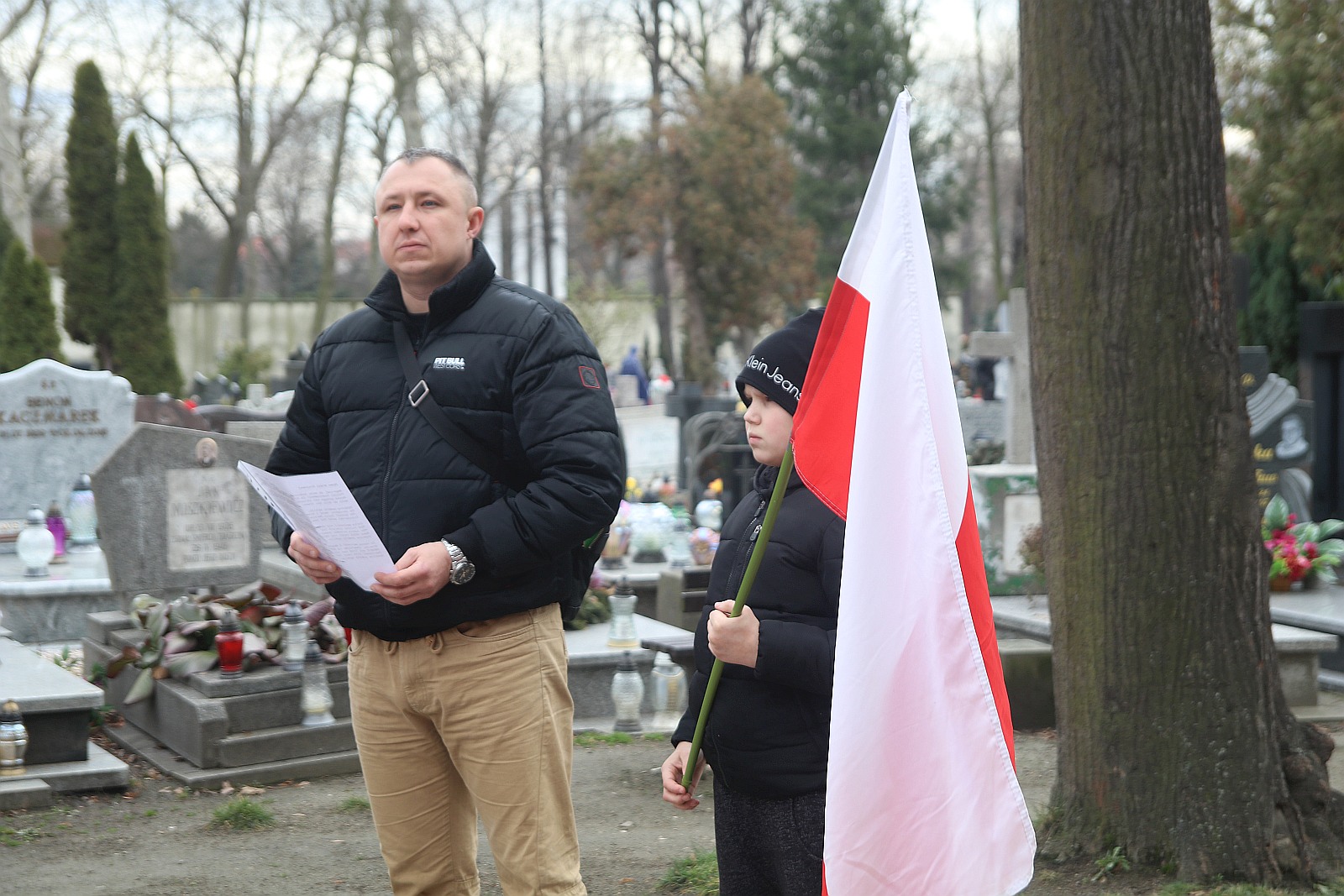 Zapalili znicze na grobach walczących o niepodległość