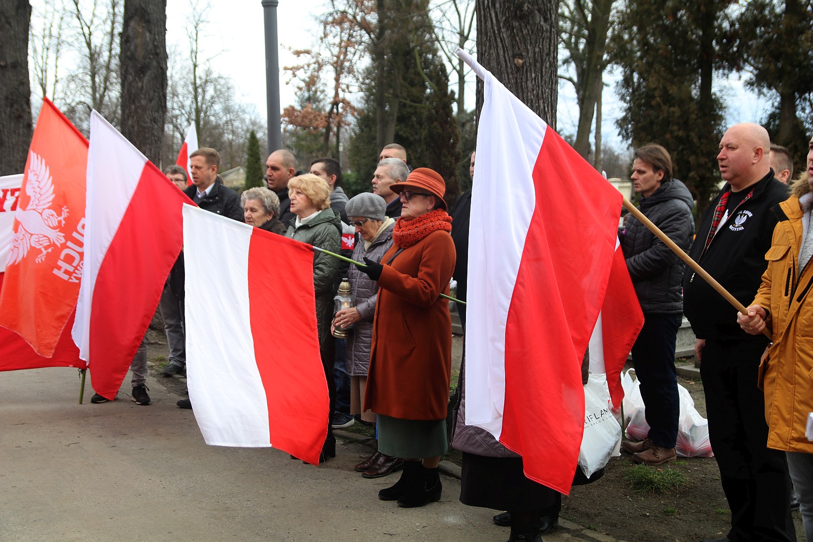 Zapalili znicze na grobach walczących o niepodległość