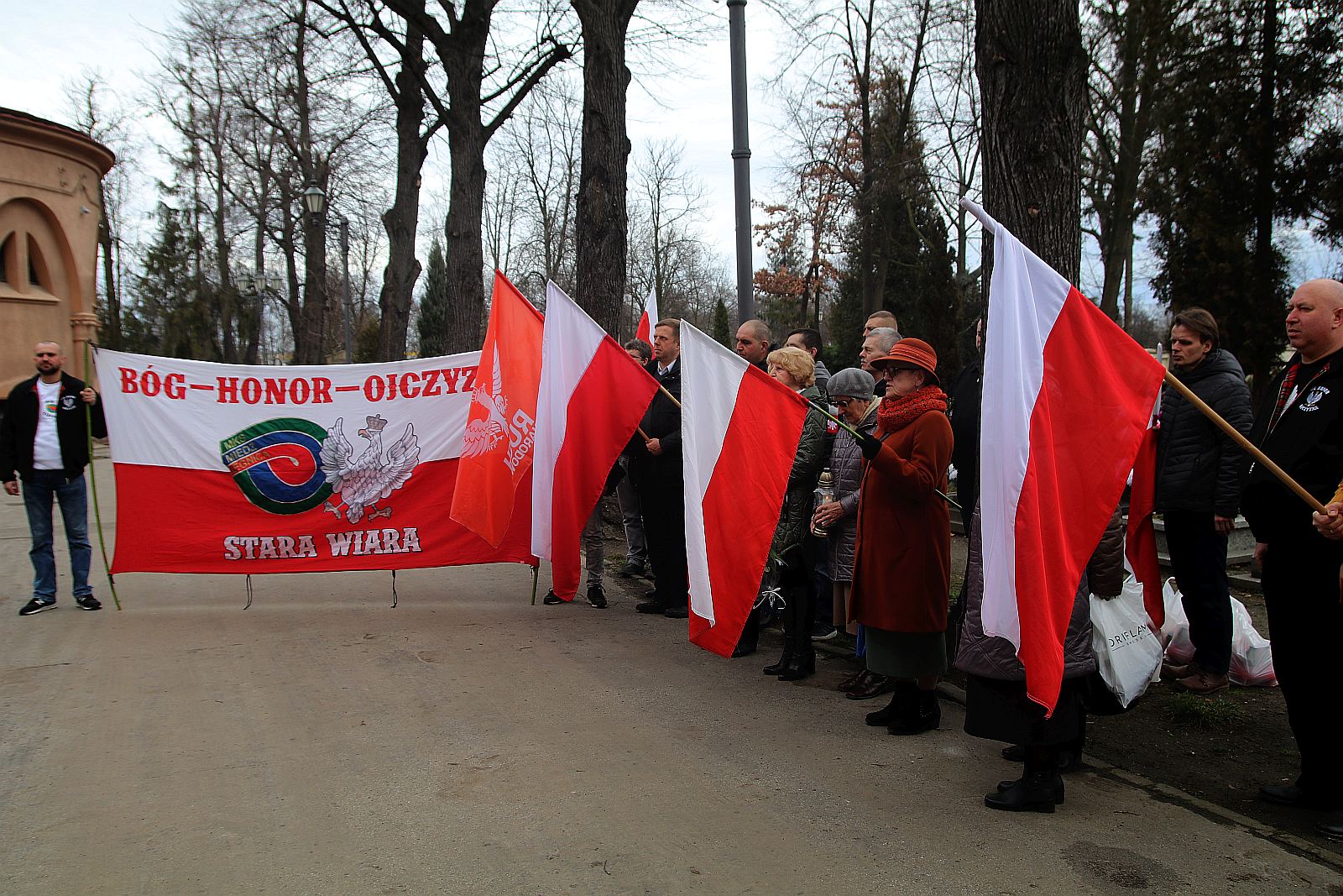 Zapalili znicze na grobach walczących o niepodległość