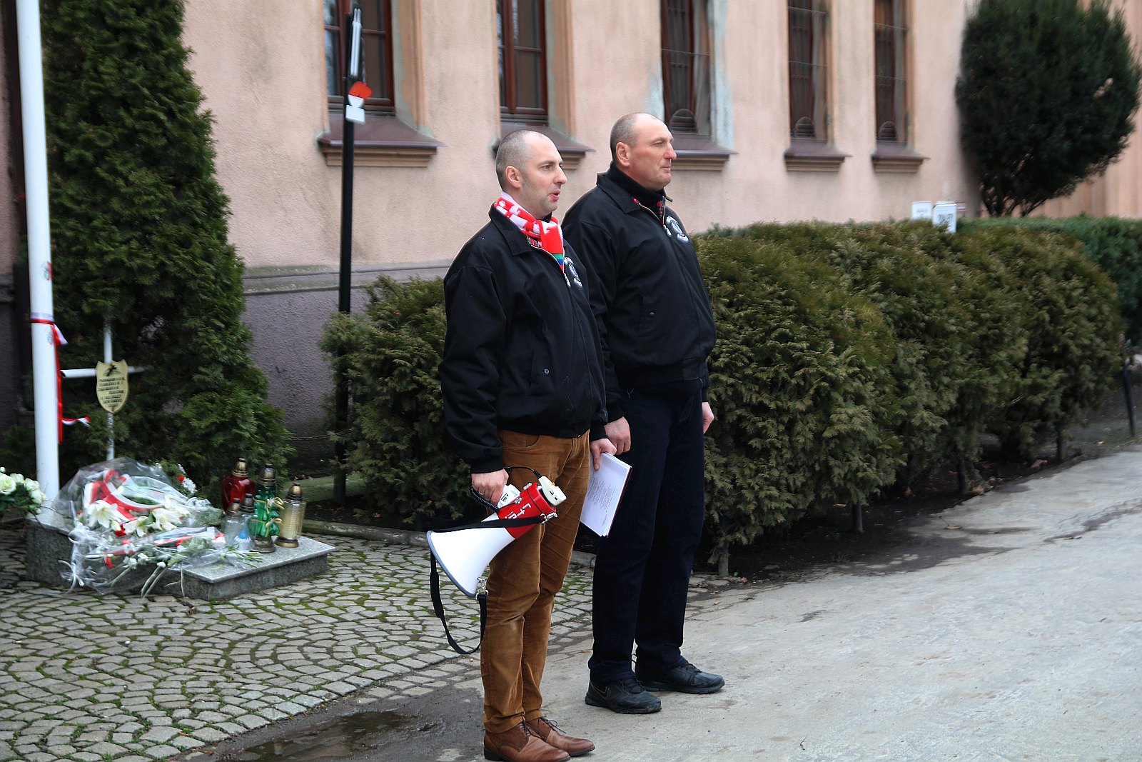 Zapalili znicze na grobach walczących o niepodległość