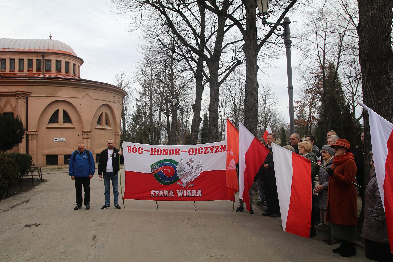 Zapalili znicze na grobach walczących o niepodległość