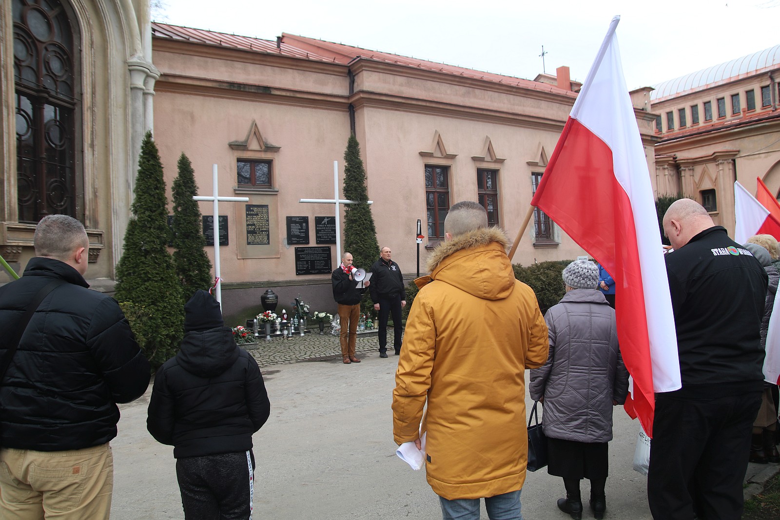 Zapalili znicze na grobach walczących o niepodległość