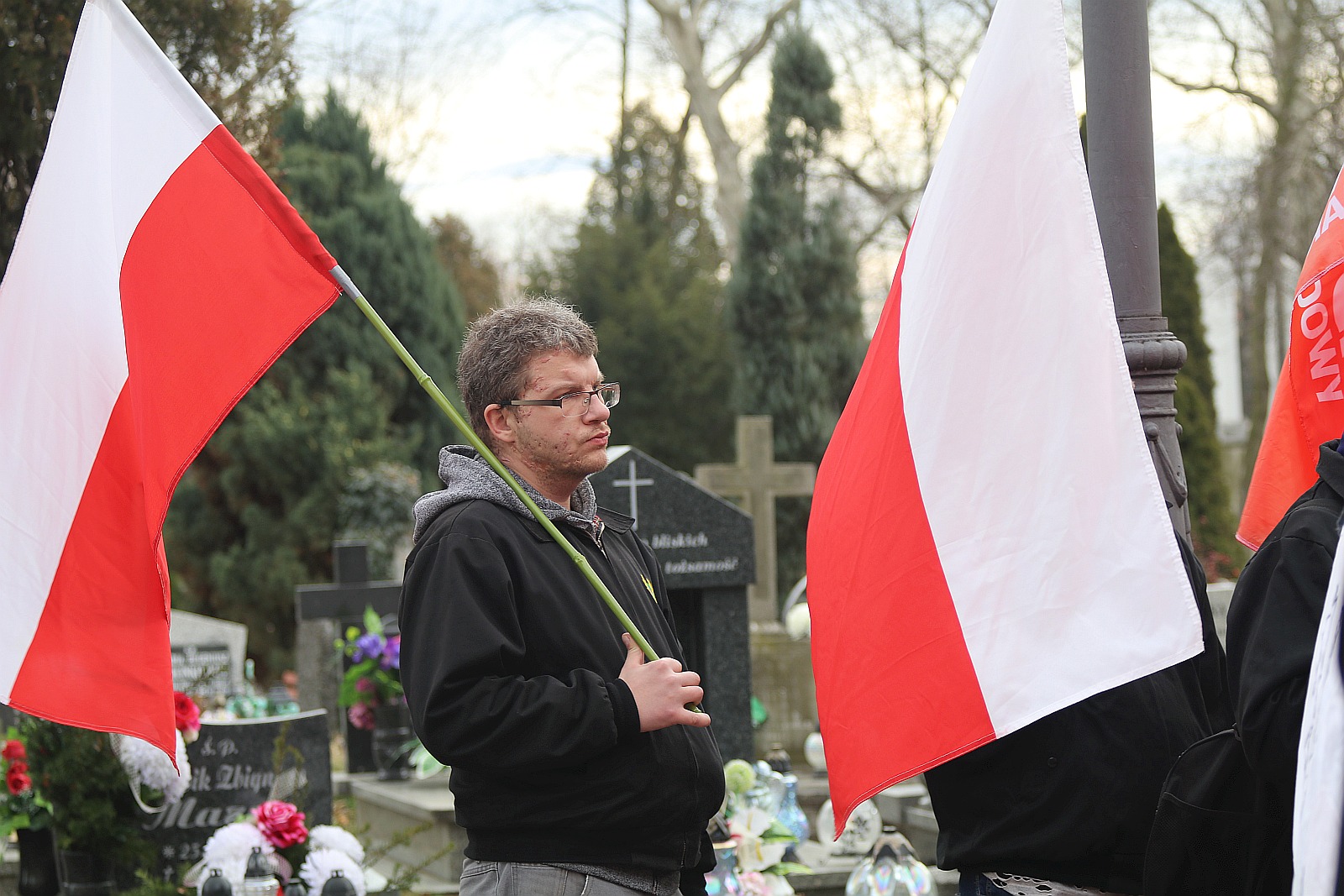 Zapalili znicze na grobach walczących o niepodległość