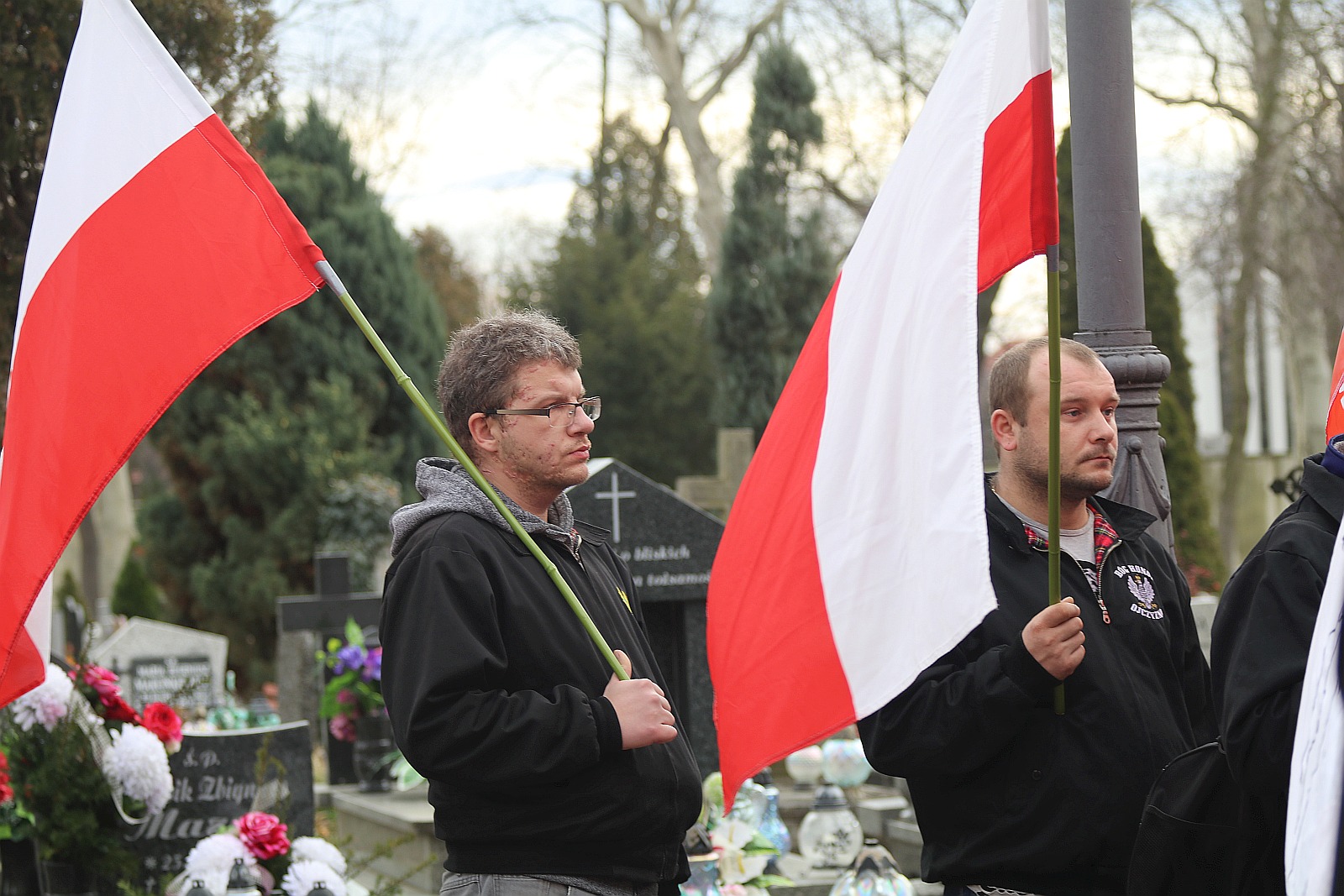 Zapalili znicze na grobach walczących o niepodległość