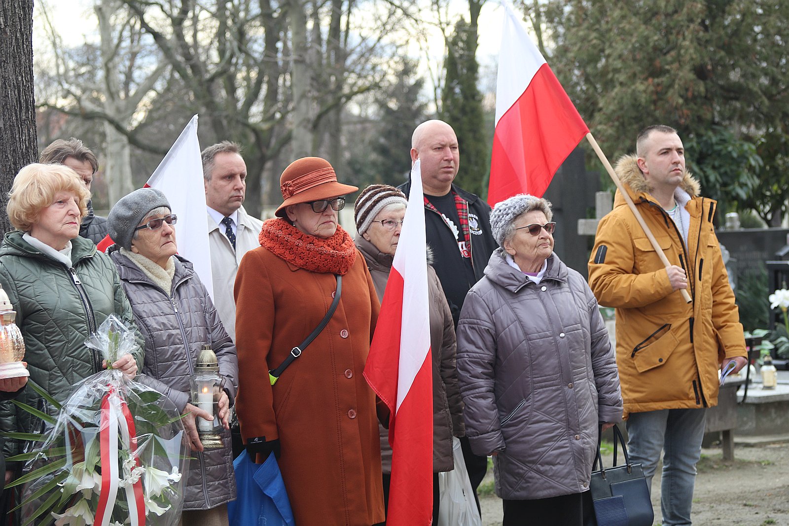 Zapalili znicze na grobach walczących o niepodległość