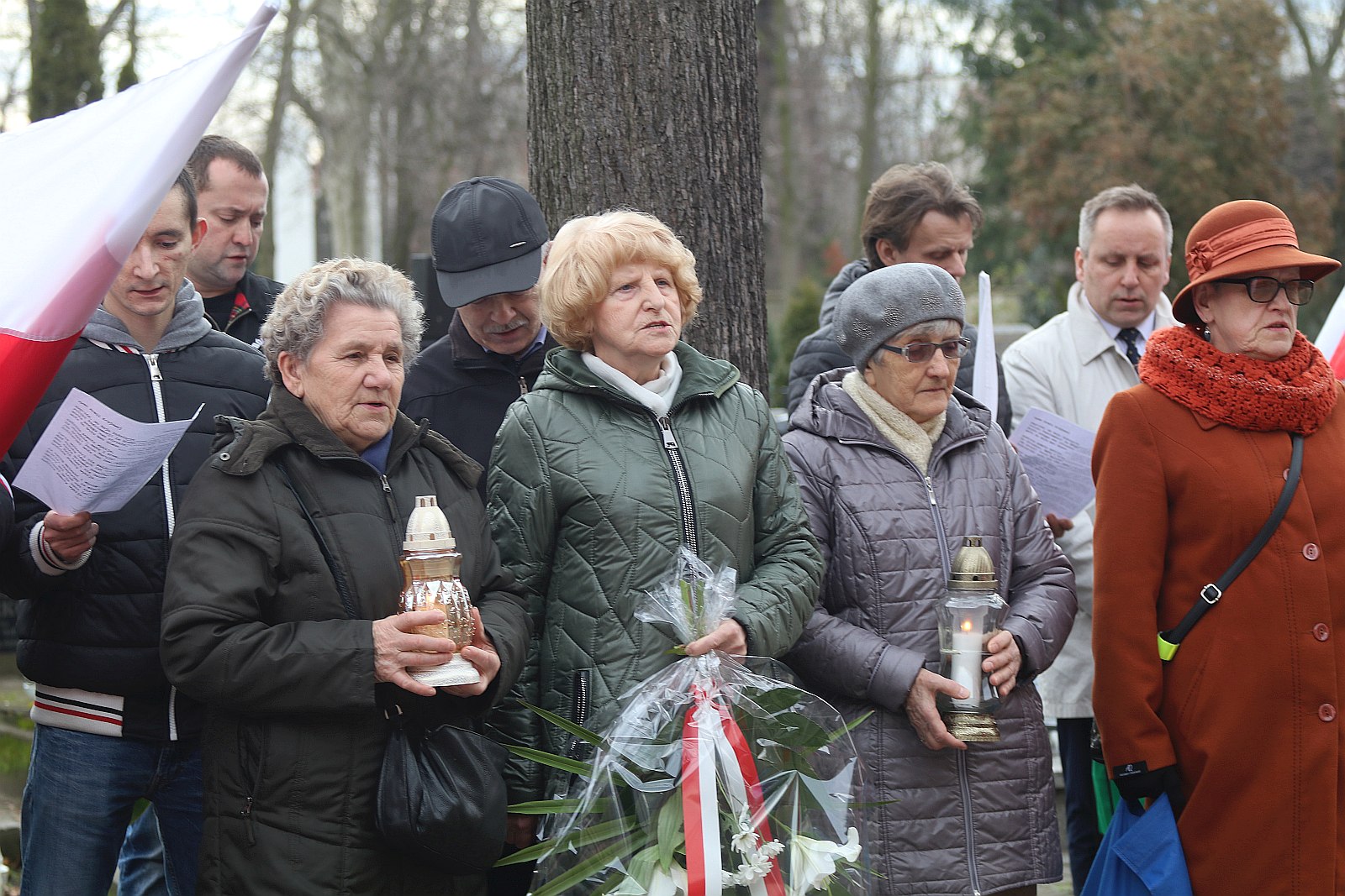 Zapalili znicze na grobach walczących o niepodległość