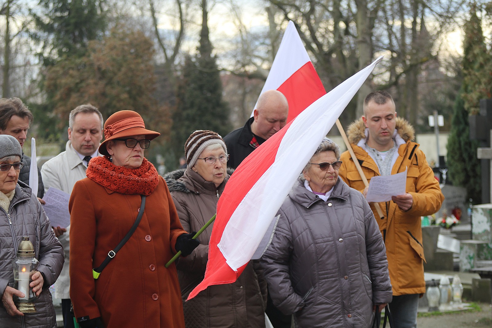 Zapalili znicze na grobach walczących o niepodległość