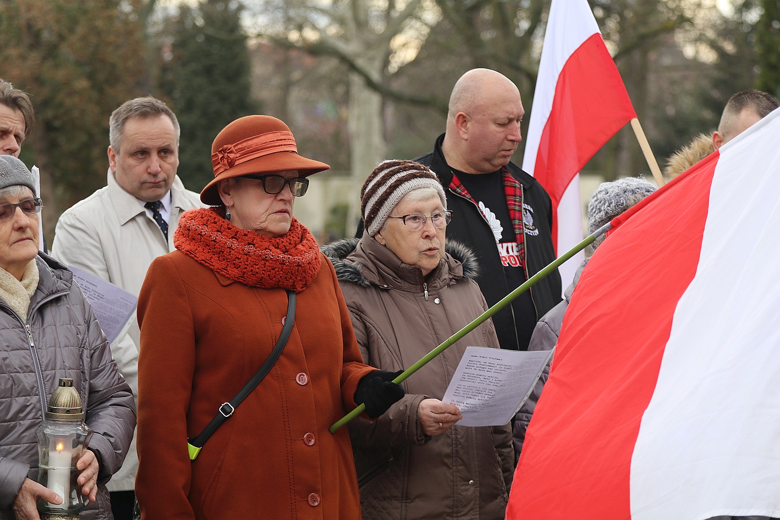 Zapalili znicze na grobach walczących o niepodległość