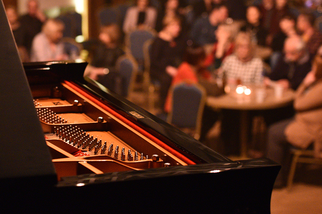 Ekwadorski kontrabasista jazzowy zagrał w Sali Maneżowej