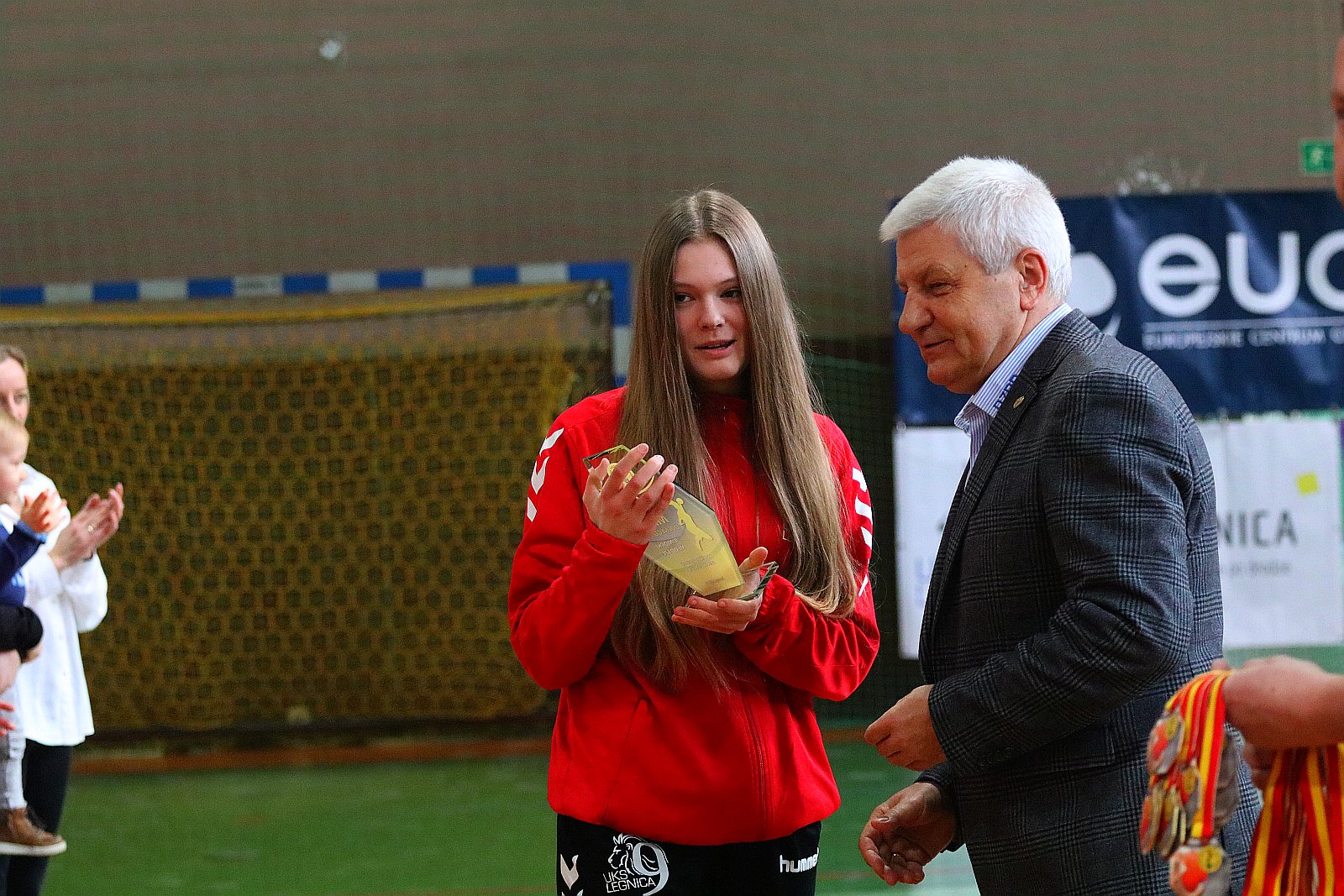 Ceremonia wręczenia złotych medali dla piłkarek ręcznych