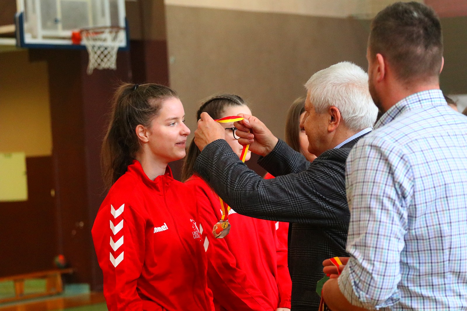 Ceremonia wręczenia złotych medali dla piłkarek ręcznych