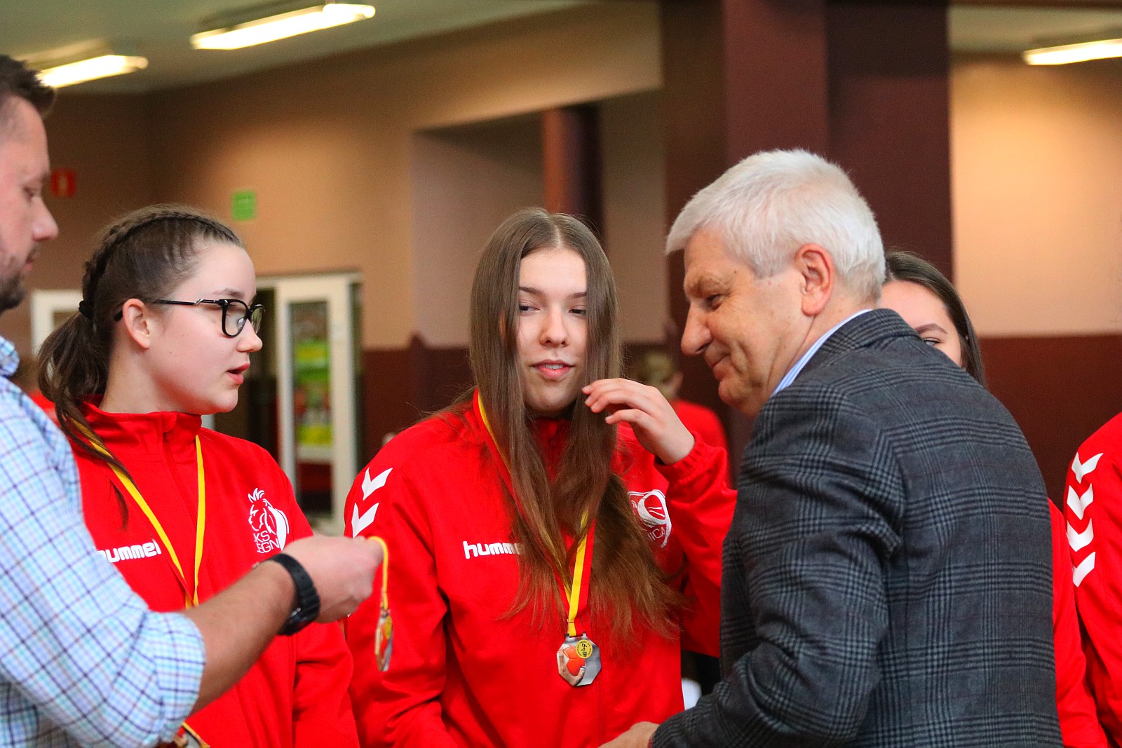 Ceremonia wręczenia złotych medali dla piłkarek ręcznych