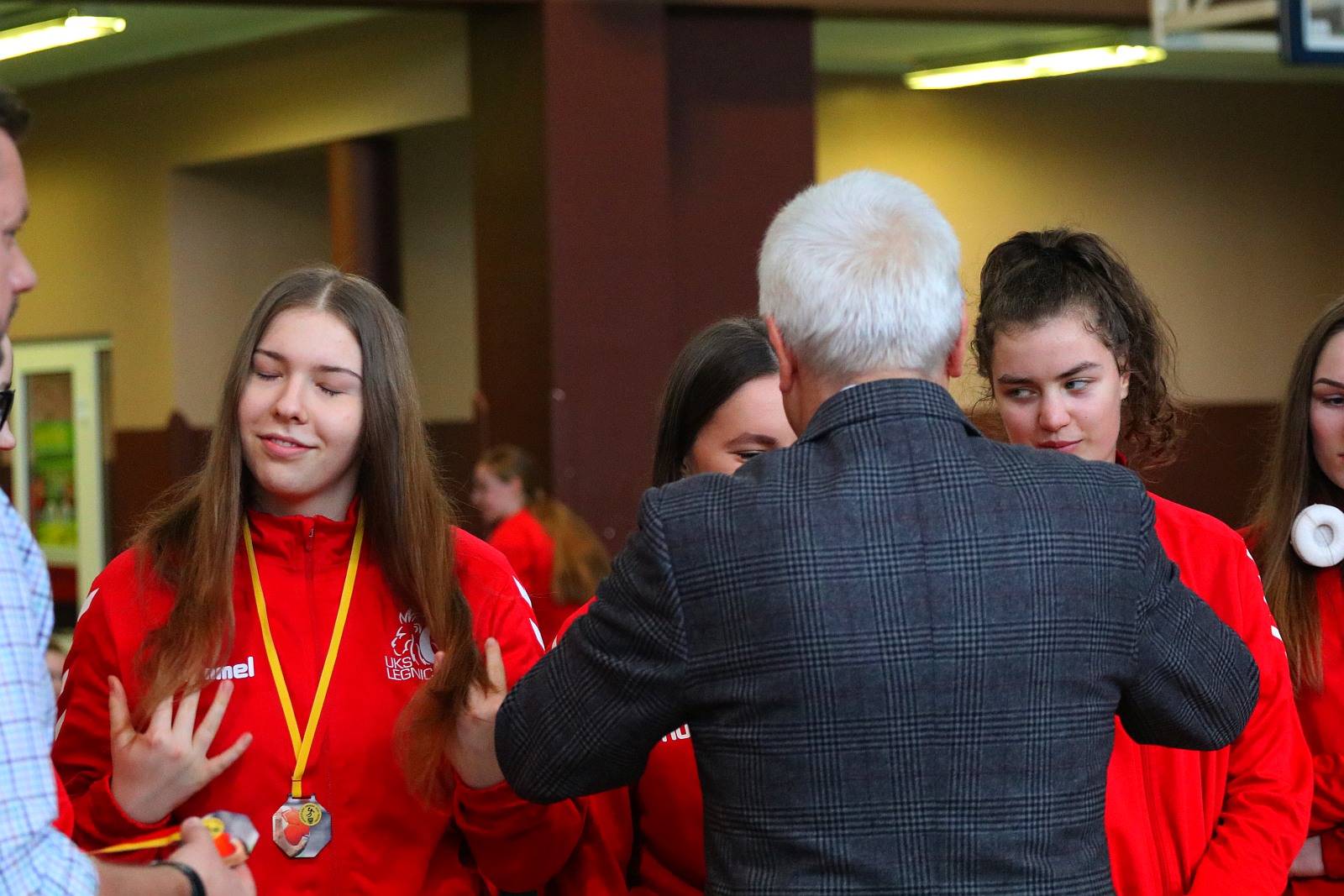 Ceremonia wręczenia złotych medali dla piłkarek ręcznych