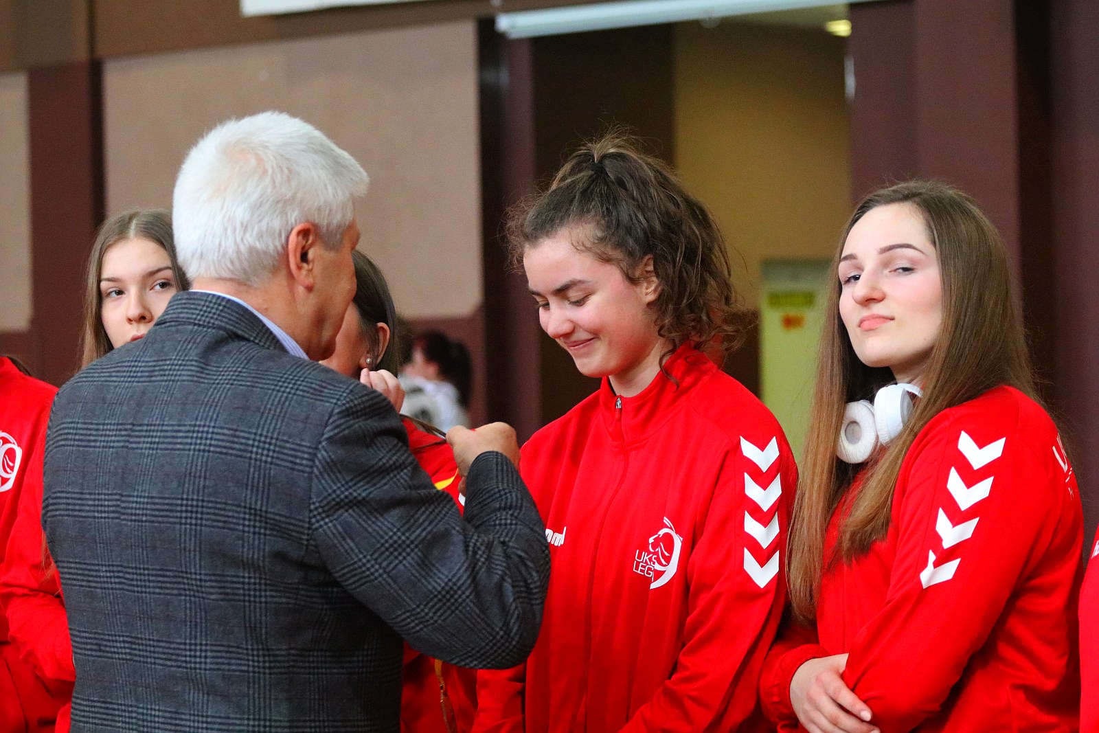 Ceremonia wręczenia złotych medali dla piłkarek ręcznych