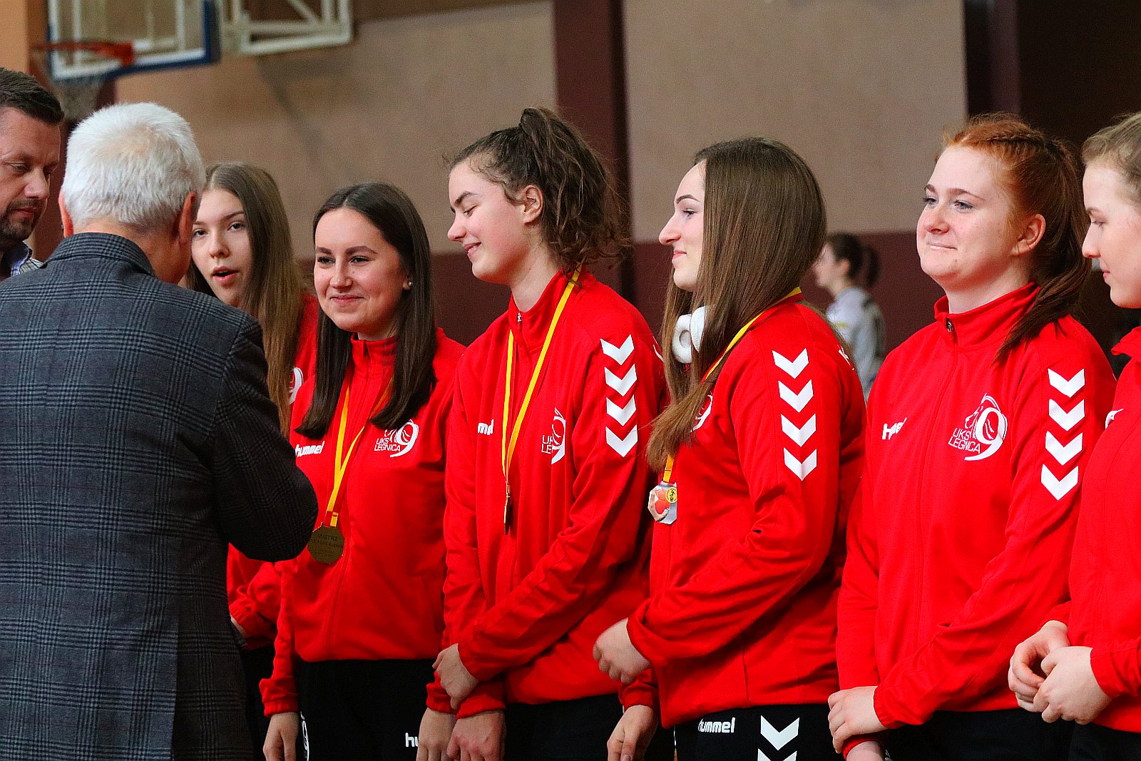 Ceremonia wręczenia złotych medali dla piłkarek ręcznych