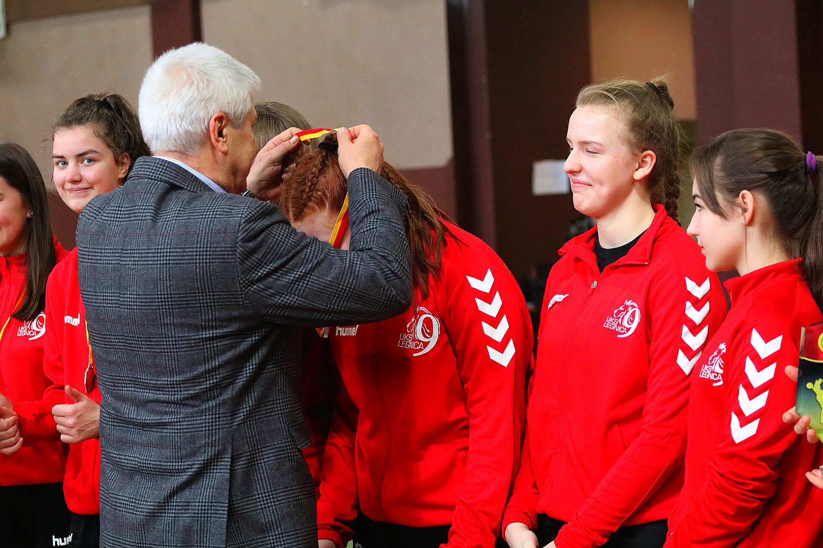 Ceremonia wręczenia złotych medali dla piłkarek ręcznych