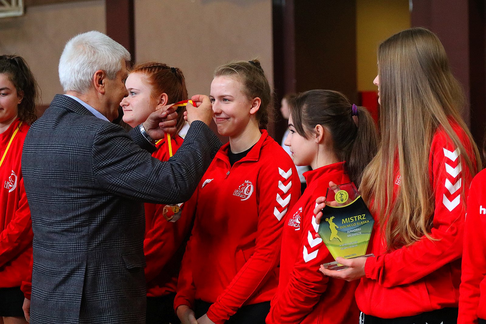 Ceremonia wręczenia złotych medali dla piłkarek ręcznych