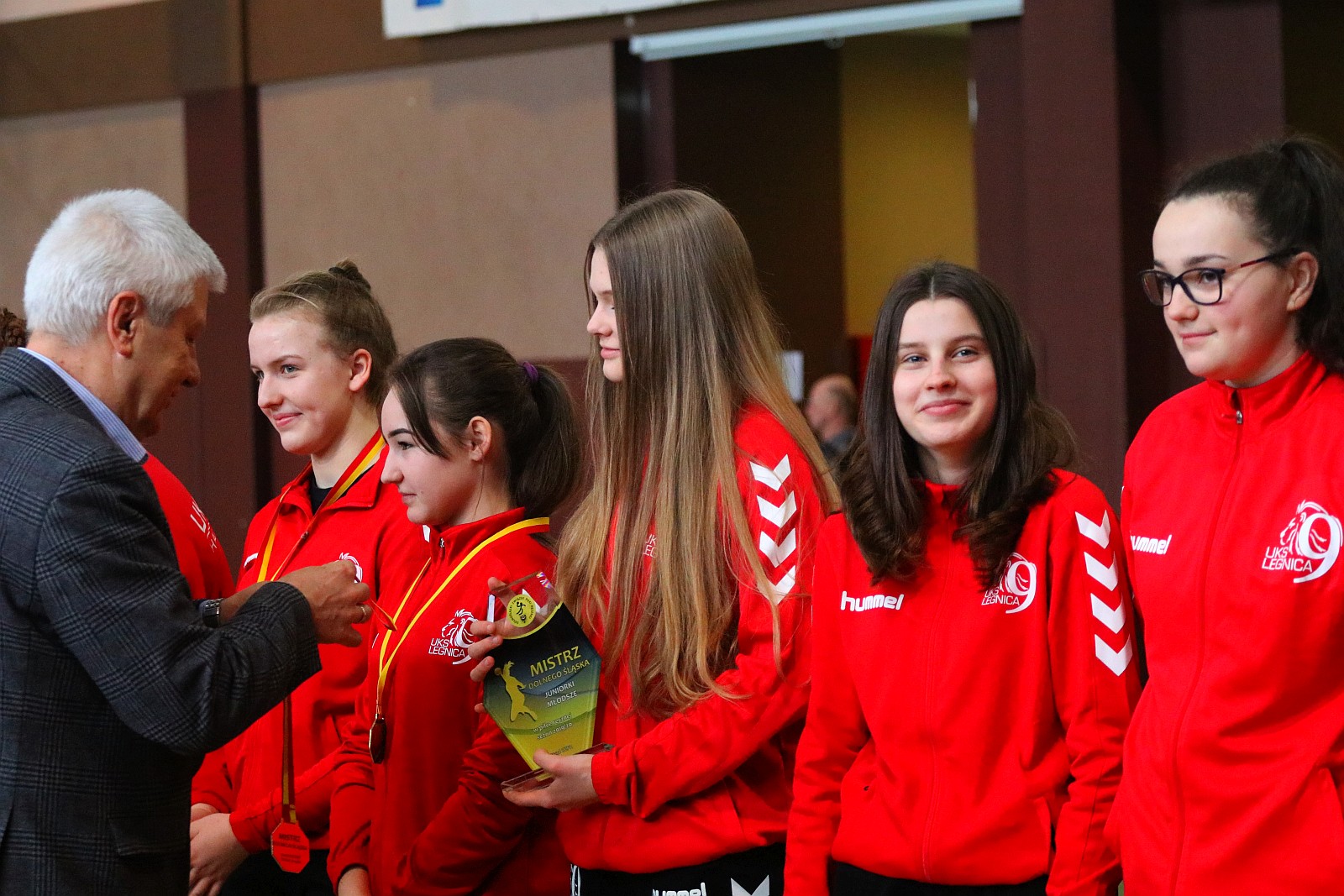 Ceremonia wręczenia złotych medali dla piłkarek ręcznych
