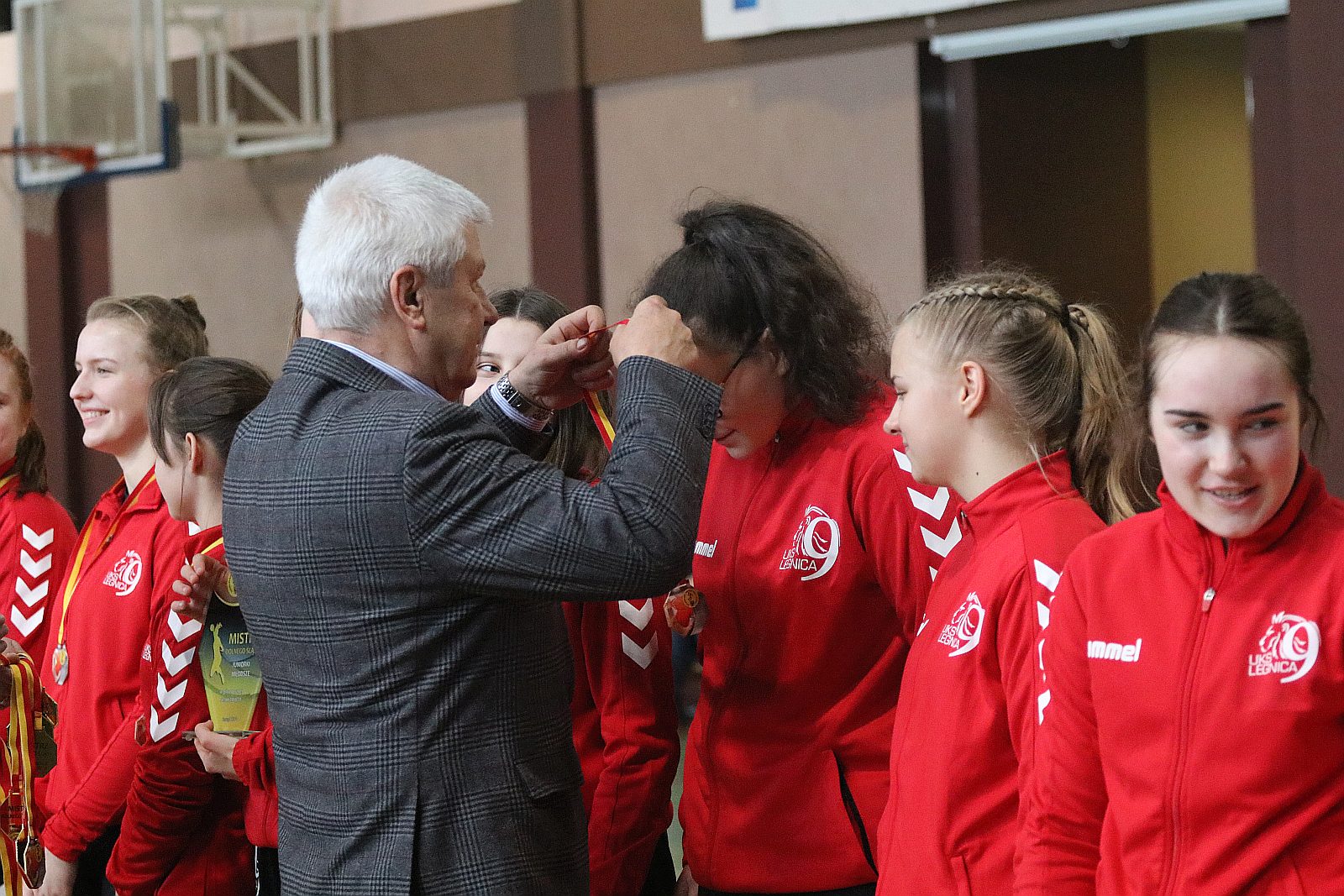 Ceremonia wręczenia złotych medali dla piłkarek ręcznych